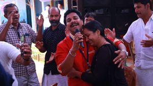 മനസ്സിലാകില്ലെന്ന് കരുതി മാറി നിന്നു; ചേർത്ത് പിടിച്ച് വിനോദ് കോവൂർ, വിതുമ്പിക്കരഞ്ഞ് മഞ്ജുള