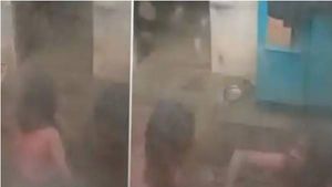  വൃദ്ധ മാതാവിന് മകന്റെ ക്രൂര മര്‍ദ്ദനം; ദൃശ്യങ്ങള്‍ പുറത്ത്, മകനെ രക്ഷിക്കാന്‍ പൊലീസിന് മൊഴി നല്‍കാതെ അമ്മ