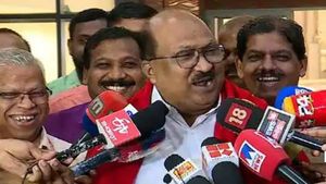 കെവി തോമസിന് കണ്ണൂരില്‍ രാജകീയ വരവേല്‍പ്പ്; ചുവന്ന ഷാള്‍ അണിയിച്ച് എംവി ജയരാജന്‍