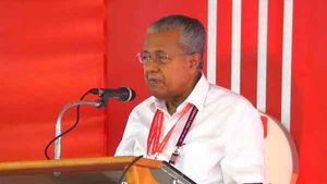പിപ്പിടി കാട്ടിയാല്‍ ഭയക്കുമെന്ന് കരുതിയോ? പരിസ്ഥിതിയെ അവഗണിക്കുന്നവരല്ല തങ്ങളെന്ന് പിണറായി