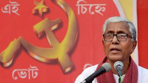 ബിജെപി വരും, ഇരട്ട എഞ്ചിന്‍ വാഗ്ദാനങ്ങള്‍ നല്‍കും, വിശ്വസിക്കരുതെന്ന് മലയാളികളോട് മണിക് സര്‍ക്കാര്‍