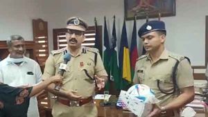 സോക്കര്‍ ആരവവുമായി ഖത്തര്‍ ലോകകകപ്പ് പന്ത്  കണ്ണൂരിലെത്തി