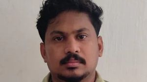 മോഷണം സ്വന്തം വീട്ടില്‍: അച്ഛന്റെ അലമാര കുത്തിത്തുറന്ന് സ്വർണ്ണവും പണവും മോഷ്ടിച്ച മകന്‍ പിടിയില്‍