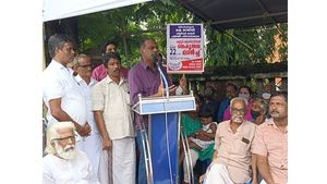 'സില്‍വര്‍ലൈന്‍പദ്ധതി നടപ്പിലാക്കാന്‍ മുഖ്യമന്ത്രി പ്രധാനമന്ത്രിയുടെ അനുമതിക്ക് കാത്തുനില്‍ക്കുന്നു'