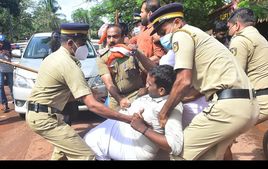 പ്രിയാ വര്‍ഗീസിന്റെ നിയമനം: വി.സിയെ തടഞ്ഞ കെ. എസ്.യു പ്രവര്‍ത്തകരെ പൊലീസ് ബലം പ്രയോഗിച്ച് നീക്കി