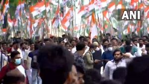 യൂത്ത് കോണ്‍ഗ്രസ് മാര്‍ച്ചില്‍ പോലീസിന് നേരെ കല്ലേറ്; കണ്ണീര്‍ വാതകവും ജലപീരങ്കിയും പ്രയോഗിച്ച് പോലീസ്