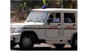 സ്‌കൂള്‍ കുത്തി തുറന്ന് പൂര്‍വവിദ്യാര്‍ത്ഥികളുടെ മോഷണം; മണം പിടിച്ചെത്തി നായ, ഓടിച്ചിട്ട് പിടിച്ച് പൊലീസുകാര്‍