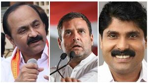 സ്മൃതി ഇറാനി വന്ന ശേഷം ആക്രമണമെന്ന് സതീശന്‍, ഗാന്ധിയുടെ ഫോട്ടോ നിലത്തിട്ടതിനെ ചൊല്ലി പോര്!!