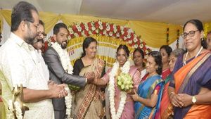 പാര്‍വതിക്ക് മാംഗല്യം ചാര്‍ത്തി റോയ്‌സണ്‍; ഒത്തുചേരലിന്റെ മാധുര്യത്തിന് സാക്ഷ്യം വഹിച്ച് മഹിളാമന്ദിരം