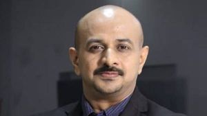 'ഒരായുധമേ ബാക്കിയുള്ളു കാട്ടിലെറിയരുത്... തിരുത്തണം'; സജി ചെറിയാനോട് അരുണ്‍ കുമര്‍