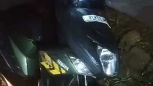 ആറളത്ത് വീണ്ടും കാട്ടാനയിറങ്ങി: ഫാംഗേറ്റ് സെക്യൂരിറ്റി ജീവനക്കാരന്റെ ബൈക്ക് തകര്‍ത്തു