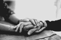 അച്ഛന്‍റെ മരണമറിഞ്ഞ് ബസില്‍ പൊട്ടികരഞ്ഞ് യുവതി; സുരക്ഷിതമായി വീട്ടിലെത്തിച്ച് സഹയാത്രിക