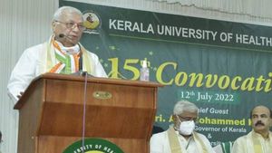 സര്‍വ്വകലാശാലകള്‍ പുതിയ സ്റ്റാര്‍ട്ടപ്പുകള്‍ ആരംഭിക്കണം; ബിരുദദാനച്ചടങ്ങില്‍ ഗവര്‍ണര്‍ ആരിഫ് മുഹമ്മദ് ഖാന്‍