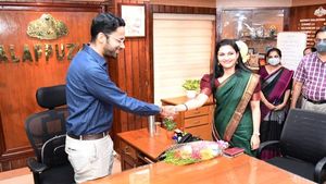ആലപ്പുഴ കളക്ടറായി ചുമതലയേറ്റ് ശ്രീറാം വെങ്കിട്ടരാമന്‍; കരിങ്കൊടി പ്രതിഷേധവുമായി കോണ്‍ഗ്രസ്