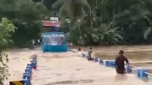 മുപ്പതോളം യാത്രക്കാരും മുങ്ങിയ പാലവും; ജീവൻ പോകില്ലെ ?; സ്വകാര്യ ബസിന് പിഴ ഇട്ട് ട്രാഫിക് പോലീസ് 