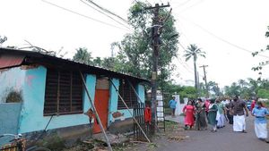 മഴക്കെടുതി: തൃശൂരില്‍ നാശനഷ്ടങ്ങള്‍ സംഭവിച്ച സ്ഥലങ്ങളില്‍ സന്ദര്‍ശനം നടത്തി കളക്ടര്‍