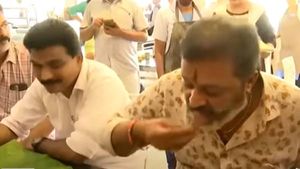 'കുമ്പളങ്ങ കറി അതിഗംഭീരം; കിട്ടിയാല്‍ പത്ത് ലിറ്റര്‍ കൊണ്ടോയേനെ'; കുടുംബശ്രീ ഹോട്ടലില്‍ സുരേഷ് ഗോപി