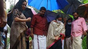 മുണ്ടന്‍പാറയില്‍ റോഡില്‍ വിള്ളല്‍; സ്ഥലത്തെത്തി മന്ത്രി വീണ ജോര്‍ജ്, നാട്ടുകാര്‍ പ്രതിഷേധത്തില്‍!!