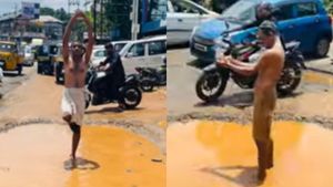 റോഡോ അതോ കുളമോ? നടുറോഡില്‍ സോപ്പ് തേച്ച് കുളിച്ച് യുവാവ്, പ്രതിഷേധം..
