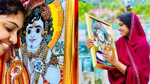 ഇത്തവണയും മുടക്കിയില്ല,  കണ്ണന്റെ ചിത്രവുമായി ജസ്ന ഗുരുവായൂരില്‍ എത്തി, 8 വര്‍ഷമായി തുടരുന്ന പതിവ്
