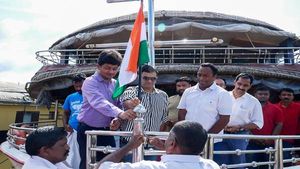 സ്വാതന്ത്ര്യദിനം ആഘോഷമാക്കി ആലപ്പുഴ ജില്ല, സ്വാതന്ത്ര്യ സമര സേനാനികളെ സന്ദര്‍ശിച്ച് കളക്ടര്‍