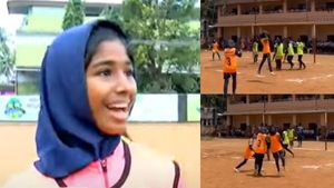 'സ്വപ്നങ്ങളിലേക്ക് പന്ത് തട്ടണം, മികച്ച ഫുട്ബോളറാകണം'... വൈറല്‍ ഫ്രീകിക്കുകാരി ഫിദയ്ക്ക് പറയാൻ ഏറെയുണ്ട്