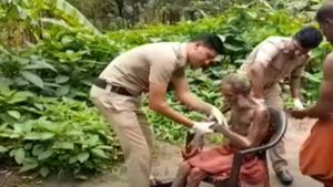 'ഇങ്ങനെയുള്ള പൊലീസുകാരുമുണ്ട്'; മാതൃകയായി തിരുനെല്ലി ജനമൈത്രി പൊലീസ്