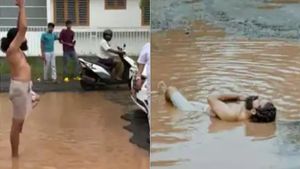 'റോഡല്ല ഇത് കുളം', സ്വിമ്മിങ് പൂളാക്കി നാട്ടുകാര്‍, തപസ്സ് ചെയ്തും പ്രതിഷേധം, ഒപ്പം കൂടി എംഎല്‍എയും