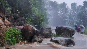  പാലക്കാട് രണ്ടിടത്ത് ഉരുൾപൊട്ടൽ;മംഗലം, കാഞ്ഞിരപ്പുഴ,മീങ്കര ഡാമിന്റെ ഷട്ടറുകൾ തുറന്നു