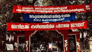 ''ഇന്ദിര ക്രൂരയായ ഭരണാധികാരി'; പുതിയ ബാനര്‍ ഉയര്‍ത്തി എസ്എഫ്ഐ, കെഎസ്‌യുവിന് മറുപടി