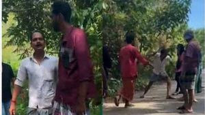 'ആൺകുട്ടിയുടെ കവിളത്ത് അടിച്ചു, കമ്പെടുത്ത് തലങ്ങും വിലങ്ങും അടി'; വീഡിയോ പുറത്തുവിട്ട ദമ്പതികൾ പറയുന്നു 