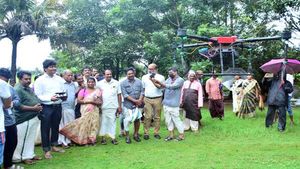 കൈനകരിയില്‍ ഇനി വളമിടാനും കീടനിയന്ത്രണത്തിനും ഡ്രോണ്‍; കയ്യടി നേടി പാടത്തെ പുതിയ പരീക്ഷണം