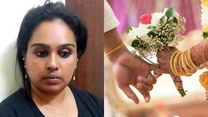  ഇല്ലാത്ത സഹോദരിക്ക് വേണ്ടി വിവാഹലോചന,യുവാവിനെ പറ്റിച്ച് തട്ടിയത് 4 ലക്ഷവും മൊബൈലും,യുവതി പിടിയിൽ