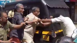 പയ്യന്നൂരില്‍ കട അടപ്പിക്കാന്‍ പോപ്പുലര്‍ ഫ്രണ്ടുകാരുടെ ശ്രമം; കൈകാര്യം ചെയ്ത് നാട്ടുകാരും ഓട്ടോക്കാരും