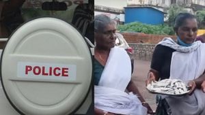 ചന്തയ്ക്ക് പുറത്ത് മീൻ വിറ്റു, കുട്ടയിൽ പോലീസ്  ബ്ലീച്ചിങ് പൗഡർ വിതറിയെന്ന് ആരോപണം