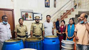 വീടിന്റെ പേര് 'ശ്രീലകം', ഉള്ളിലുള്ളത് കോടയും വാഷും... പണി ചാരായം വാറ്റല്‍; യുവതി അറസ്റ്റില്‍