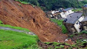    ഉരുള്‍പൊട്ടലില്‍ മരിച്ച 5 അംഗ കുടുംബത്തിന്റെ 15 പവന്‍ സ്വര്‍ണം നഷ്ടമായെന്ന് പരാതി; അലമാര തകര്‍ന്ന നിലയില്‍