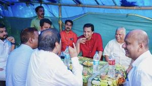 'പോരാട്ടം പഴംപൊരിയിലൂടെയാണോ സഖാവേ'; മന്ത്രി റിയാസിന് ട്രോള്‍, തട്ടുകട ചിത്രം വൈറല്‍