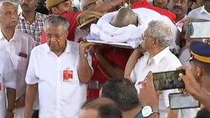 കോടിയേരിയുടെ മൃതദേഹം സംസ്‌കരിച്ചു; ശവമഞ്ചം താങ്ങി പിണറായിയും യെച്ചൂരിയും