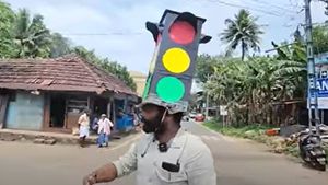 ഇനിയെങ്കിലും അധികാരികളുടെ കണ്ണുതുറക്കുമോ: സിഗ്നല്‍ ലൈറ്റായി വെറിട്ട പ്രതിഷേധം