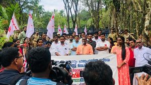 പേരാമ്പ്രയിലും ആള്‍ദൈവം: വിവാദ കേന്ദ്രം അടച്ചുപൂട്ടണമെന്ന് ആവശ്യപ്പെട്ട് ഡിവൈഎഫ്ഐ മാർച്ച്