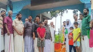 ഇത് കേരളമാണ്, ഇവിടെ ഇങ്ങനെയാണ്; നബിദിന ഘോഷയാത്രയെ നിലവിളക്കുമായി സ്വീകരിച്ച് ക്ഷേത്രം