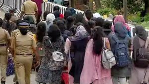 വിഴിഞ്ഞം ഉപരോധ സമരത്തില്‍ സ്തംഭിച്ച് തലസ്ഥാന നഗരം: 70 പേര്‍ക്ക് വിമാന യാത്ര മുടങ്ങി
