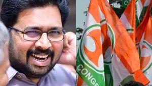 'മാനേജ്‌മെന്റ് ക്വാട്ടയിൽ വന്ന നേതാവ്, പോസ്റ്റർ ഒട്ടിച്ചവരുടെ കഷ്ടപ്പാട് മനസിലാവില്ല'; ശബരിനാഥന് വിമർശനം