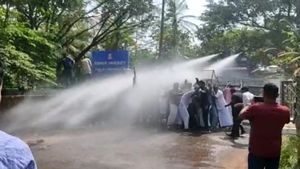 യൂത്ത് ലീഗ് കണ്ണൂര്‍ സര്‍വകലാശാല ആസ്ഥാനത്തേക്ക് നടത്തിയ മാര്‍ച്ചിനു നേരെ പൊലീസ് ജലപീരങ്കിപ്രയോഗിച്ചു