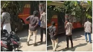 'താമരാക്ഷന്‍ പിള്ളയ്ക്ക്' പണികിട്ടി; കെഎസ്ആര്‍ടിസി ഡ്രൈവറുടെ ലൈസന്‍സ് റദ്ദുചെയ്തു