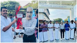 മന്ത്രി ഉദ്ഘാടനം ചെയ്യേണ്ടിയിരുന്ന കണ്ണൂര്‍ സര്‍വകലാശാല പ്രവേശന കവാടം കെ എസ് യുക്കാർ ഉദ്ഘാടനം ചെയ്തു 