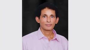 ഹമ്പ് ചാടുന്നതിനിടെ ബസിന്റെ അടയ്ക്കാത്ത വാതിലിൽ നിന്നും തെറിച്ച് വീണു; യാത്രക്കാരന് ദാരുണാന്ത്യം
