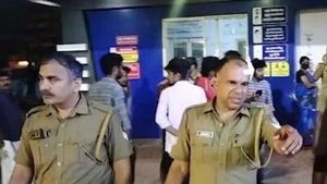 റാലി അവസാനിപ്പിക്കാൻ പറഞ്ഞു, ഫുട്‌ബോൾ പ്രേമികളുടെ റാലിക്കിടെ കല്ലേറ്; പോലീസുകാർക്ക് പരിക്ക്