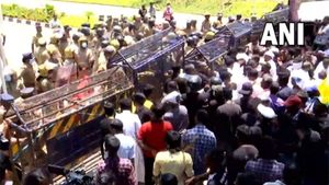 വിഴിഞ്ഞത്ത് പോലീസ് സ്‌റ്റേഷന്‍ അടിച്ചുതകര്‍ത്തു; ലാത്തിച്ചാര്‍ജും കണ്ണീര്‍വാതകവുമായി പോലീസ്